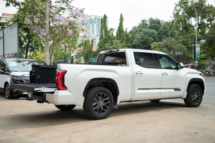 Toyota Tundra 2022 lần đầu tiên xuất hiện tại Campuchia và sắp về Việt Nam 277767326-2817183338589928-4497300335437601011-n.jpeg