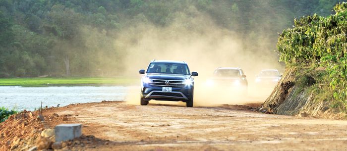 Cùng chiếc xe Volkswagen Teramont chinh phục những đường đèo hiểm trở ở Tây Nguyên. Hình ảnh: Volkswagen Teramont (9).jpg