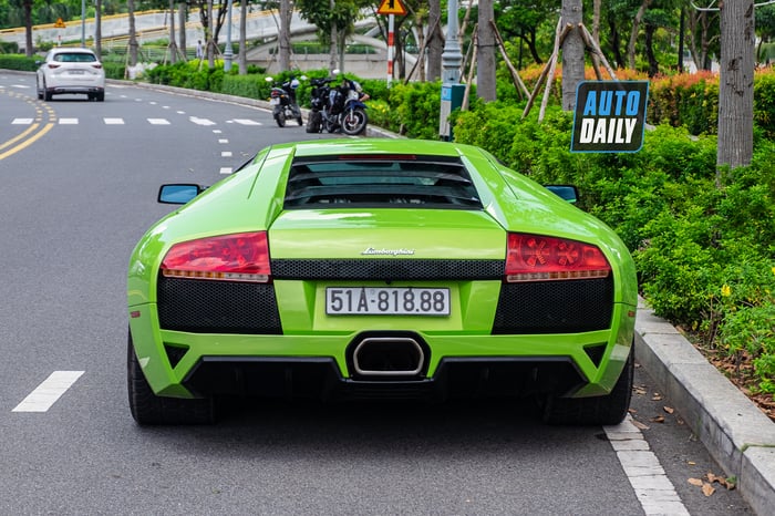 Chiếc Lamborghini Murcielago xanh cốm độc nhất tại Việt Nam bất ngờ xuất hiện trên đường phố.