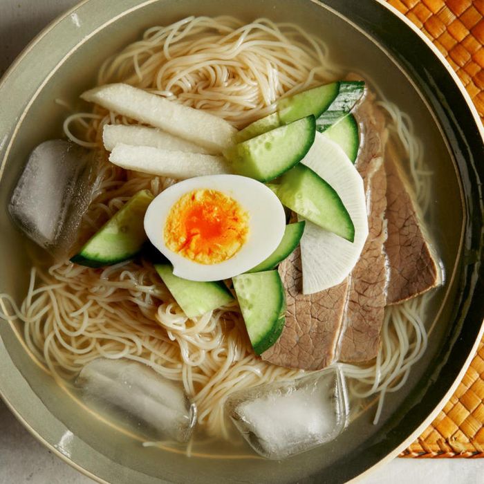 Mê mải trước hương vị đặc sắc của mì lạnh Naengmyeon - một biểu tượng ẩm thực của Hàn Quốc.