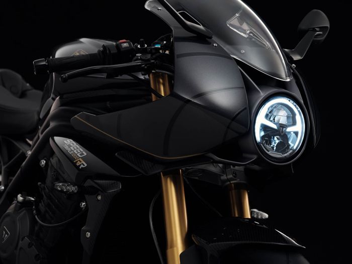 Triumph Speed Triple 1200 RR Bond Edition giới hạn chỉ 60 chiếc trên toàn thế giới Triumph Speed Triple 1200 RR Bond Edition (6).jpg