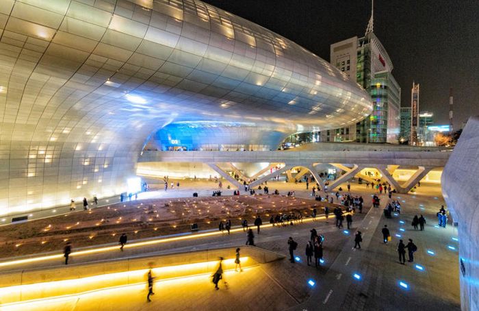 Check-in Dongdaemun Design Plaza với kiến trúc ấn tượng