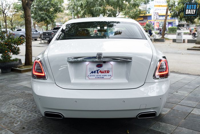 Ảnh chi tiết của chiếc Rolls-Royce Ghost với giá hơn 40 tỷ đồng mới về Việt Nam (rolls-royce-ghost-2022-Mytour-19.jpg)