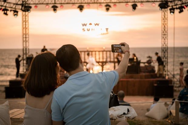 Trải nghiệm WOW Sunset Show không thua kém bất kỳ đèn LED nào, với cảnh hoàng hôn và tiếng sóng biển tuyệt vời.