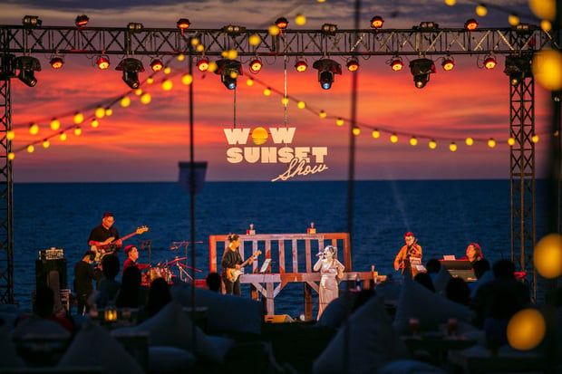 Hình ảnh WOW Sunset Show không thua kém bất kỳ đèn LED nào, với cảnh hoàng hôn và âm thanh của sóng biển đặc biệt tuyệt vời.