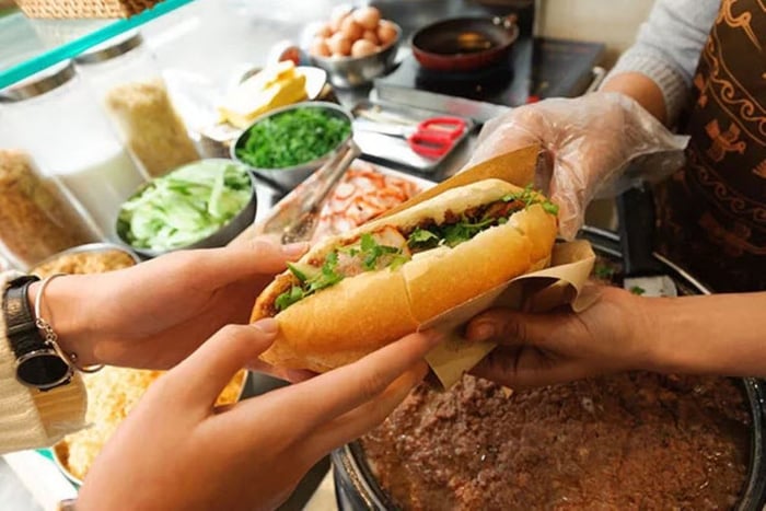 Khám phá quán bánh mì bà Mai nổi tiếng nhất tại Kon Tum 5