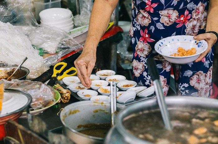 Muốn tăng cân đầy đặn thì đừng bỏ lỡ những bí quyết thưởng thức đặc sản ở chợ Đông Ba của Mytour.vn 5