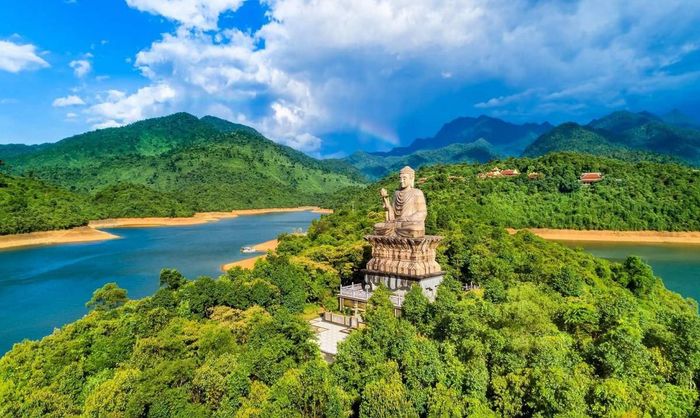 Đừng quên ghé thăm top chùa tâm linh ở Huế để tìm cầu may 9