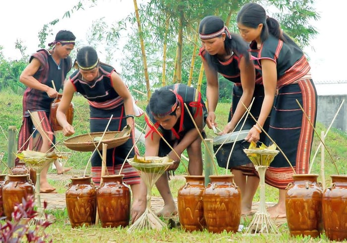 Trải nghiệm hương vị tuyệt vời của rượu ghè Kon Tum từ vùng đất cao nguyên