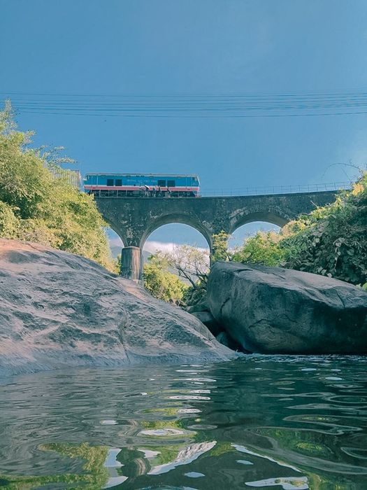 Cầu vòm Đồn Cả như một cảnh trong phim thực tế, đẹp đến không ngờ