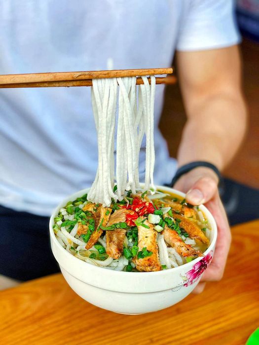 Bánh canh cá lóc Bà Triệu Huế - Món ngon khó cưỡng được được tạo nên từ trái tim và đam mê.