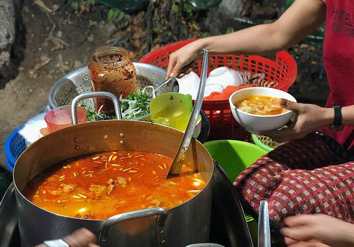 Huế là thiên đường của bánh canh, và để thưởng thức đích thực, bạn phải thử Bánh canh cua đúng chất lượng!