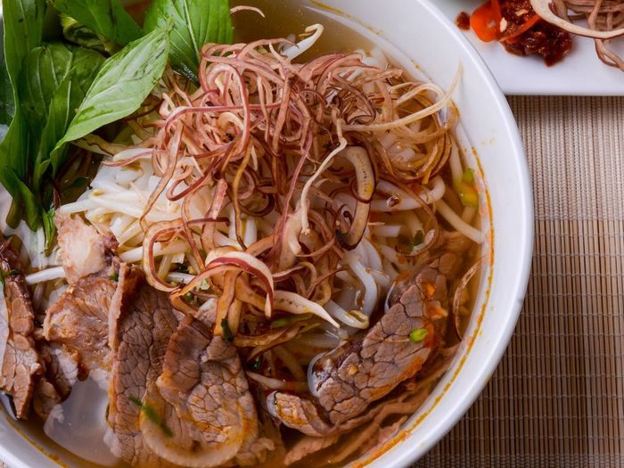 Bún bò Huế bà Thương thơm ngon hấp dẫn