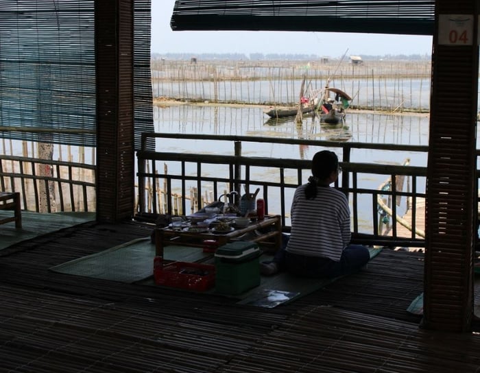 Khám Phá Nhà Hàng Nổi Chuồn Lagoon Cực Dân Dã Ở Huế 5