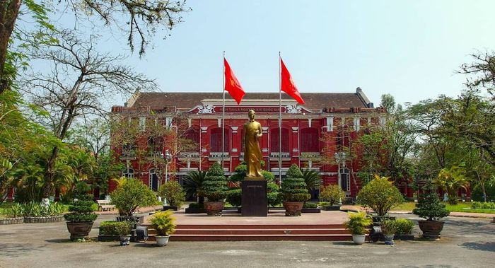 Trường Đại Học Quốc Học Huế - Thưởng ngoạn vẻ đẹp kiến trúc Châu Âu tại cố đô