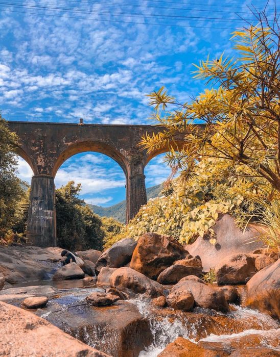 Cầu vòm Đồn Cả như một cảnh trong phim thực tế, đẹp mê hồn