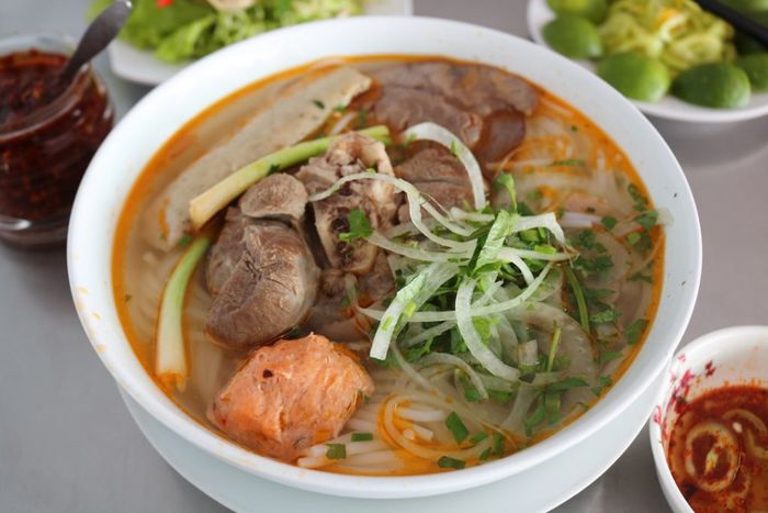 Cuốn hút với Bún bò Huế bà Thương thơm ngon nổi tiếng 4