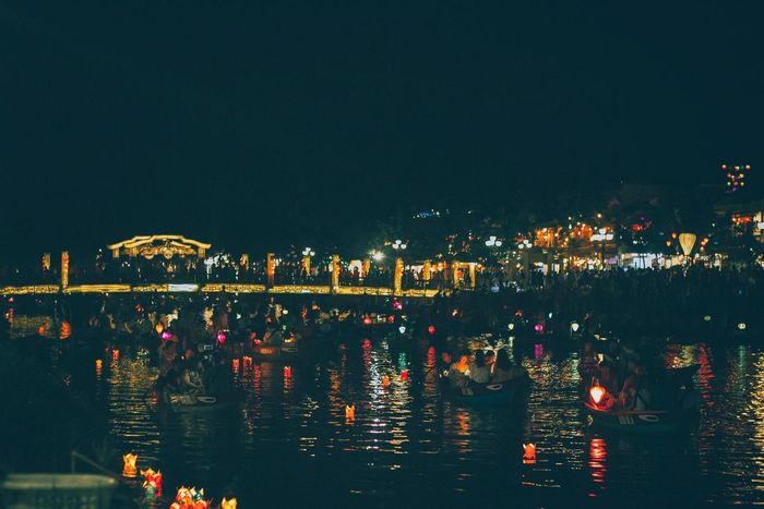 Sông Thu Bồn Hội An về đêm sôi động và náo nhiệt - Dấu ấn lịch sử giữa trung tâm phố cổ.