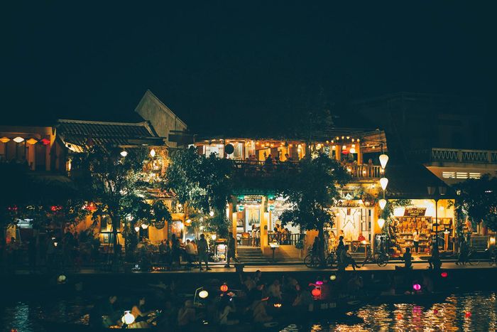 Sông Thu Bồn Hội An về đêm nhộn nhịp – Dấu ấn lịch sử giữa trái tim của phố cổ.