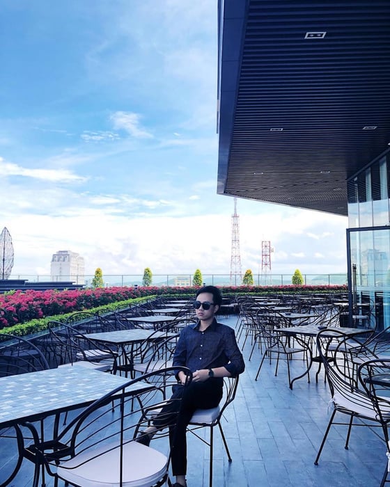 Trải nghiệm cảnh đêm hoa lệ tại Sky Bar Huế.