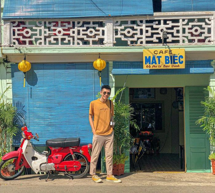 Hãy đến tiệm cà phê Mắt Biếc để ngắm nhìn căn nhà phong cách Hà Lan số 13 nhé