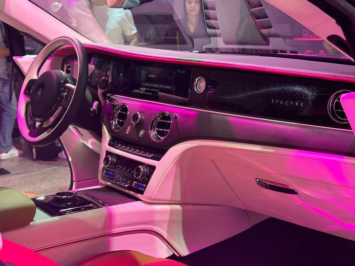 Xem ngay chi tiết của Rolls-Royce Spectre, mẫu xe sang trọng với giá từ 18 tỷ đồng tại Việt Nam qua hình ảnh rolls-royce-spectre-13.jpg