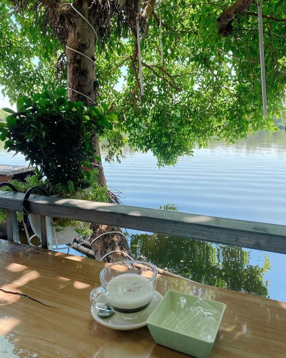 Đến tiệm cà phê Mắt Biếc để thưởng thức view chill từ căn nhà kiểu Hà Lan 4