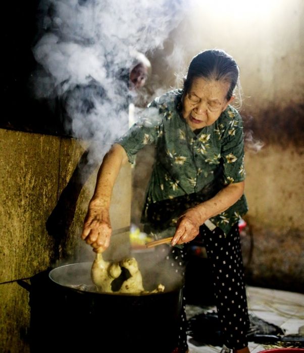 Quán Mệ Kéo - Khám phá điểm đến bún bò Huế 70 năm luôn thu hút khách đến từ vùng đất Cố đô.