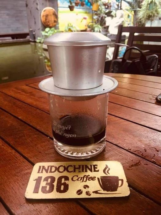 Quán cafe Indochine tiếp tục sử dụng kiến trúc độc đáo từ tre, tạo điểm nhấn đặc biệt cho không gian.