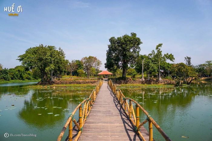 Mang theo túi ba gang và bắt đầu chụp hình tại Hồ Tịnh Tâm, một trong những điểm đến đẹp nhất ở Huế.