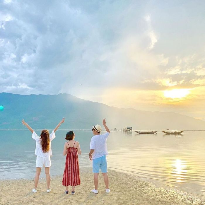Nhớ ghé đầm Lập An ở Huế để check-in vào lúc hoàng hôn nhé!