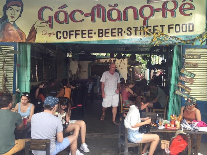 Gác Măng Rê là quán cafe mang phong cách cổ điển của vùng đất Cố đô.