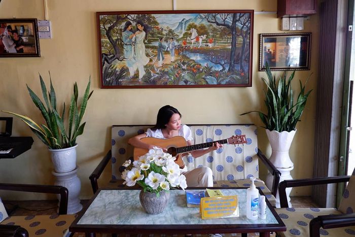 Hãy ghé qua tiệm cà phê Mắt Biếc để ngắm nhìn căn nhà phong cách Hà Lan số 12 nhé