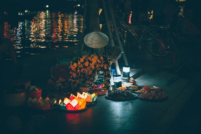 Sông Thu Bồn Hội An về đêm sôi động – Dấu ấn lịch sử giữa trái tim của phố cổ.