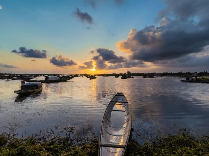 Thưởng ngoạn vẻ đẹp của Vịnh Lăng Cô, một trong những vịnh biển đẹp nhất thế giới.