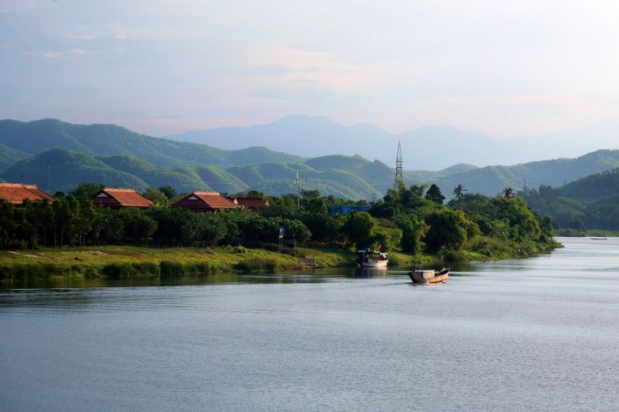 Thả mình vào khoảnh khắc bình yên bên bờ sông Hương ở Huế 3