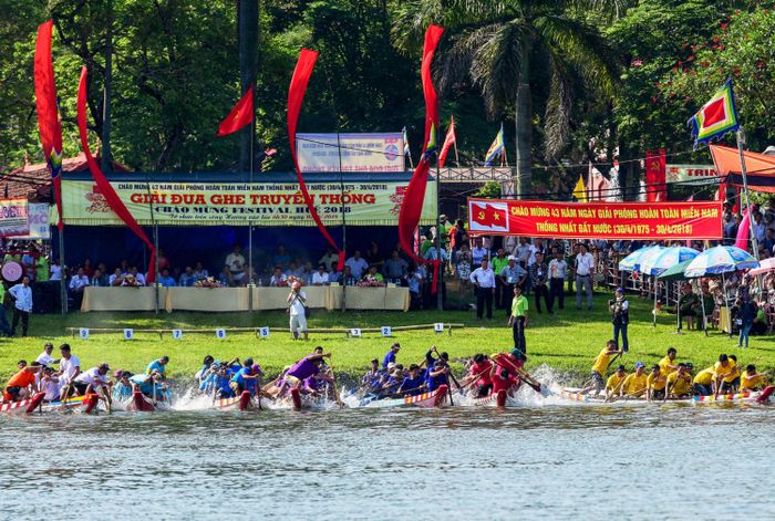 Hội đua ghe truyền thống - Lễ hội độc đáo tại Cố đô Huế - Phần 3