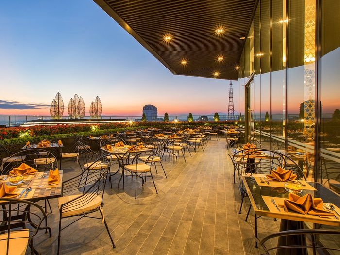 Trải nghiệm cảm giác thư thái của cảnh đêm tuyệt đẹp tại Sky Bar Huế.