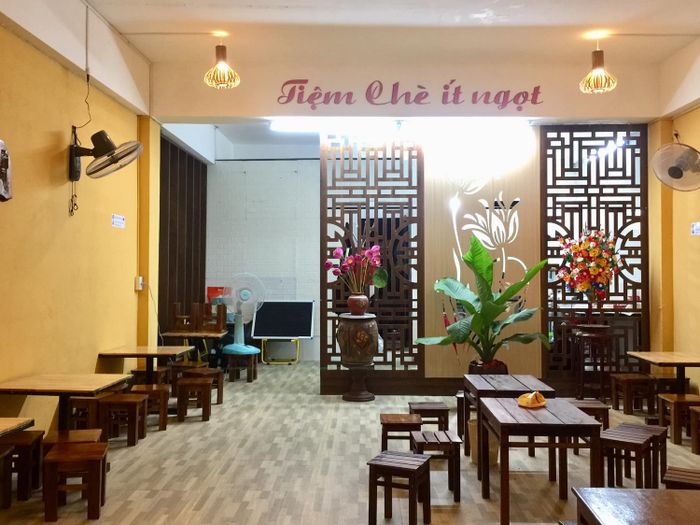 Thưởng thức các món chè Huế hấp dẫn tại Chè Mợ Tôn Đích 2