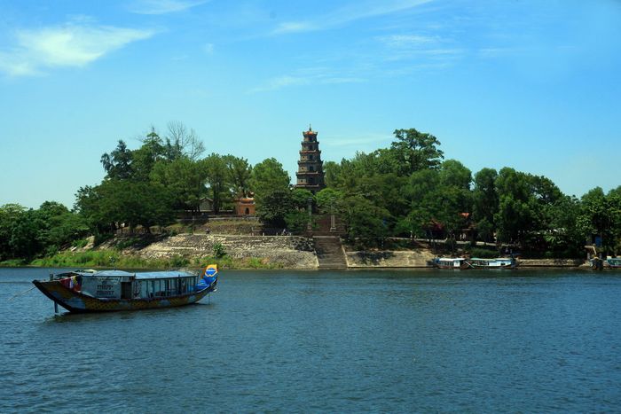 Hòa mình vào tiếng ve kêu râm ran bên bờ sông Hương, xứ Huế tuyệt vời đến kỳ lạ