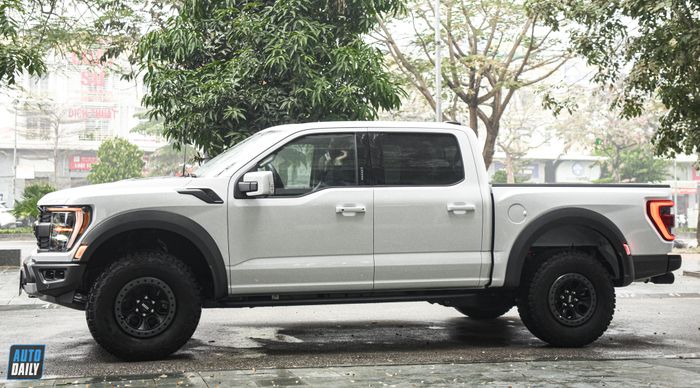 Hình ảnh chi tiết của mẫu xe Ford F-150 Raptor 2022 đầu tiên xuất hiện tại Việt Nam (adt-8231.jpg)