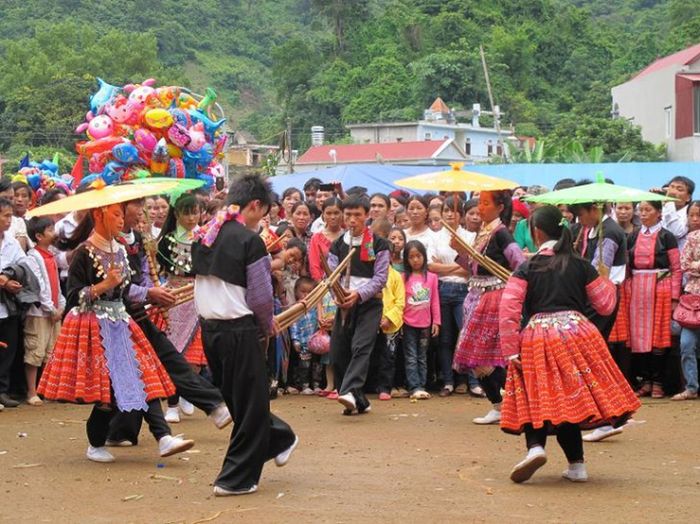 Vào những ngày lễ Tết đặc biệt, nhà văn hóa tại Hua Tạt quy tụ đông đảo các bạn trẻ tham gia các trò chơi truyền thống.