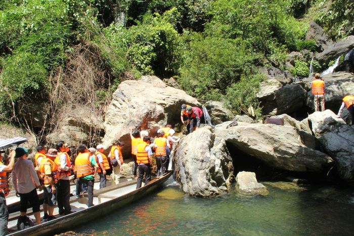 Khám phá Khe Lạnh - Nàng thơ yêu kiều giữa rừng Huế.