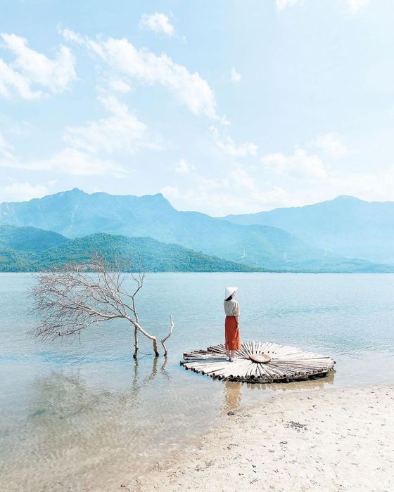 Đến Huế, đừng quên ghé thăm đầm Lập An vào lúc hoàng hôn nhé!