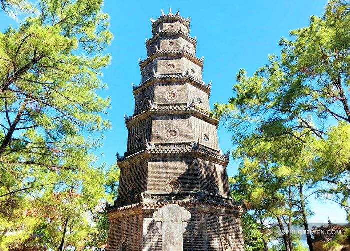 Đừng quên ghé thăm những ngôi chùa tâm linh hàng đầu ở Huế để cầu may.