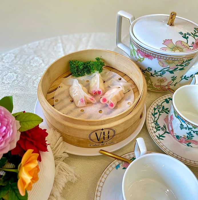 VƯU Cake Cafe, nơi mang lại cảm giác như đang lạc vào một câu chuyện cổ tích châu Âu, thật đẹp và lãng mạn