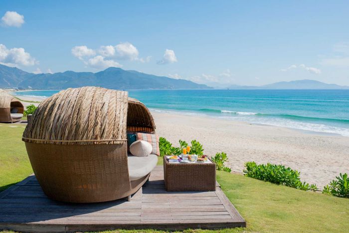 Bãi Dài Nha Trang - Một thiên đường bình dị nơi hạ giới, với biển xanh cát trắng sóng xô bờ quanh năm