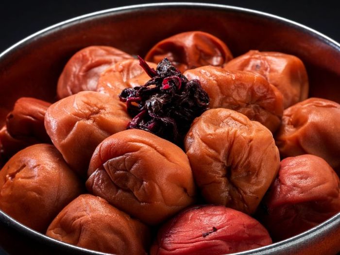 Umeboshi, một loại mơ muối chua đậm đà khiến bạn say mê.