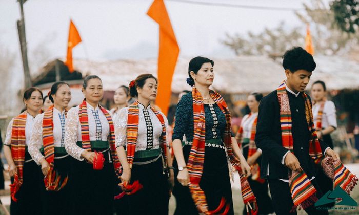 Sau phần lễ cầu và dâng hoa, phần hội là điểm đến được yêu thích nhất của các bạn trẻ và người dân.