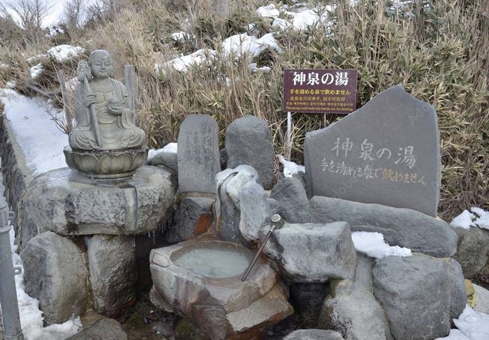 Hãy ghé thăm thung lũng Owakudani để khám phá vẻ đẹp của núi lửa Hakone 8.